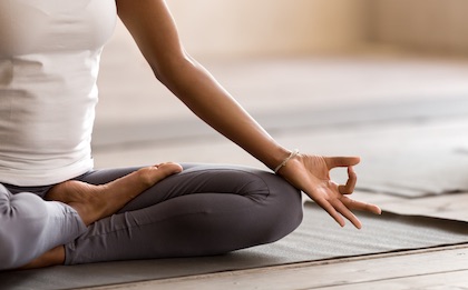 Entspannte Vinyasa-Yoga Sequenzen für alle Könnensstufen eröffnen und beenden das Tagesprogramm.
