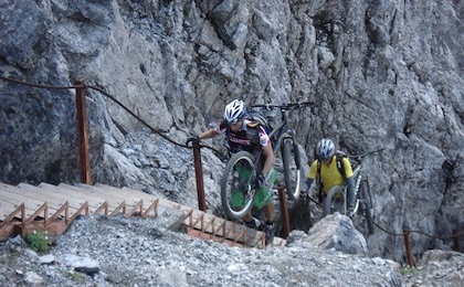 Sichtbare Geschichte begleitet die Route tagtäglich.